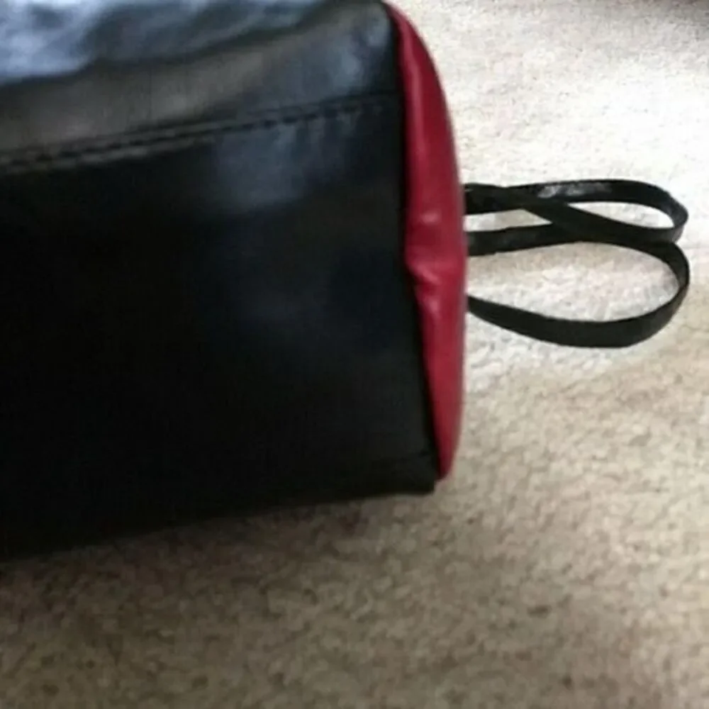 Purse with alternating black and red pattern